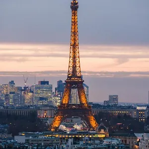 Luxury 75m2 With Eiffel Tower View, Metro 1 Min, Parking Apartment